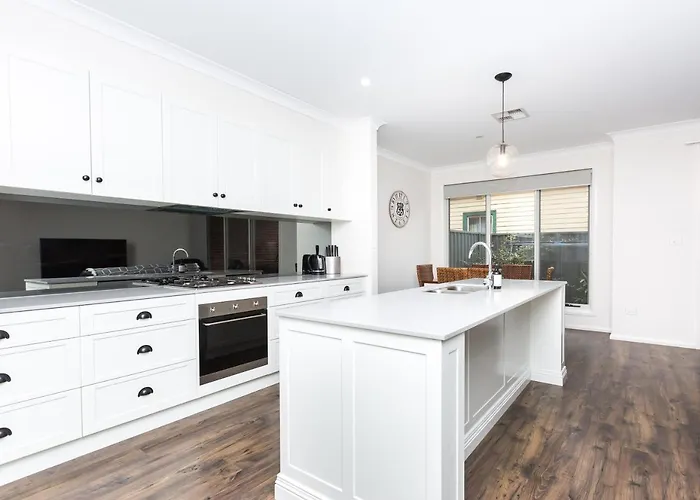 4 Bedroom Inner City Townhouse - Sleeps 9 !!