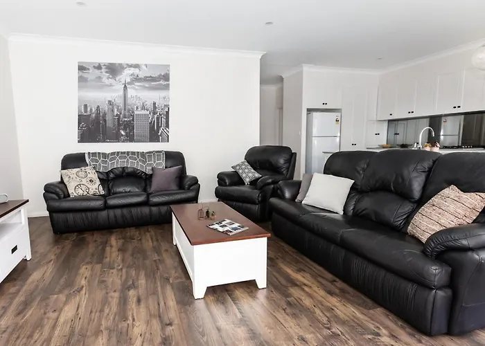 4 Bedroom Inner City Townhouse - Sleeps 9 !!