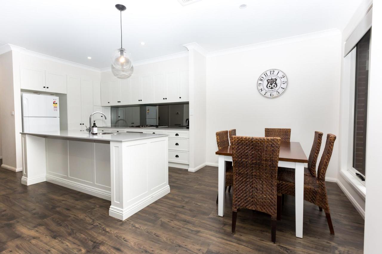 4 Bedroom Inner Townhouse - Sleeps 9 !! Holiday home Wagga Wagga