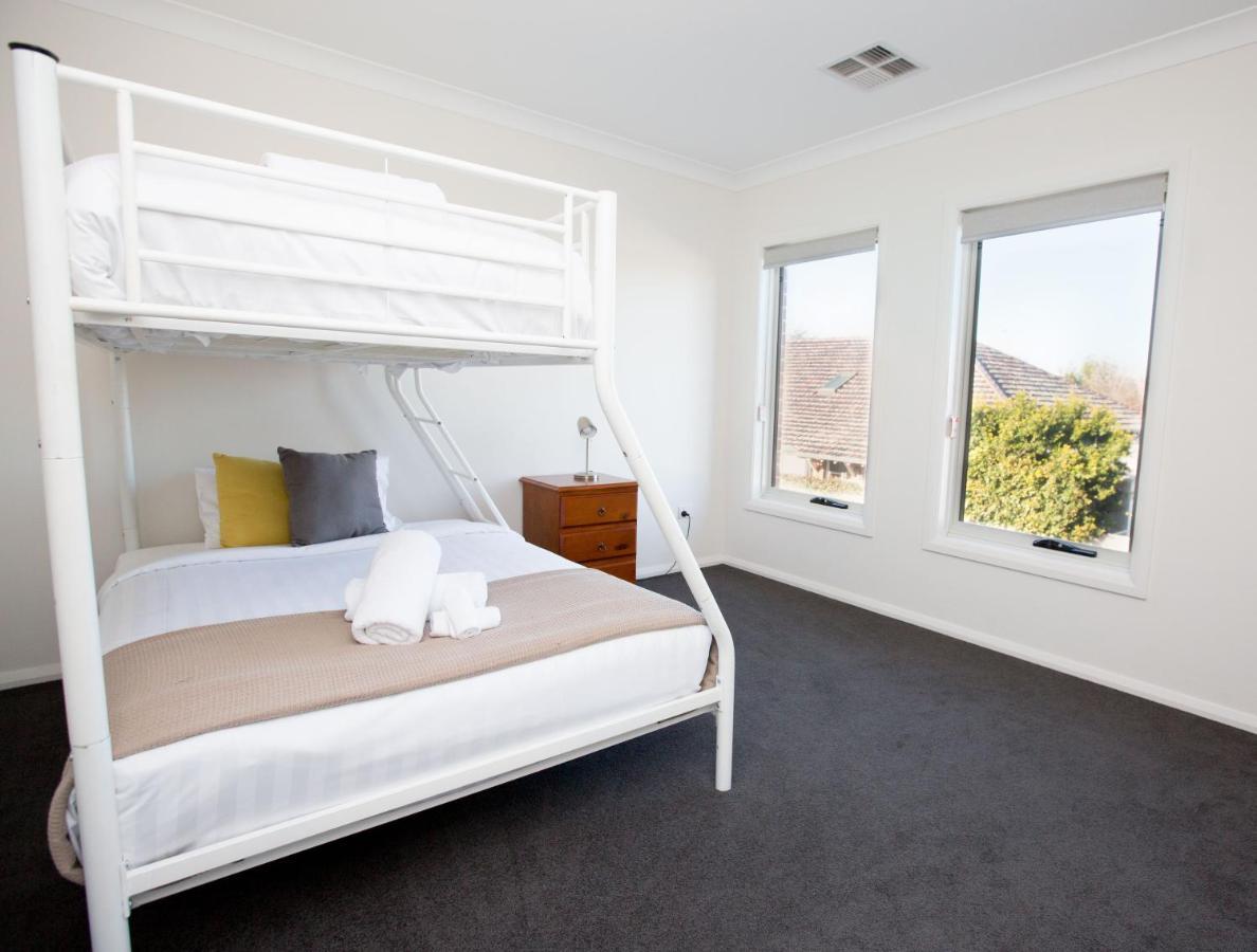 4 Bedroom Inner Townhouse - Sleeps 9 !! Holiday home *