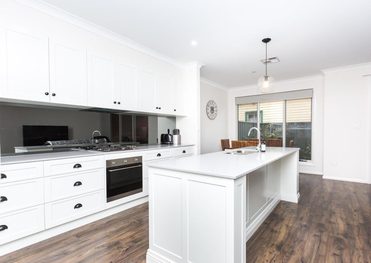Holiday home 4 Bedroom Inner Townhouse - Sleeps 9 !! Wagga Wagga